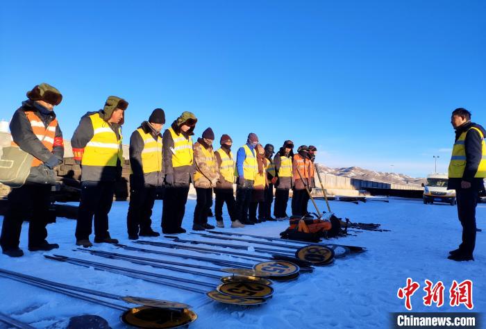 西藏“北大门”铁路养护职工在高原冰天雪地守“天路”