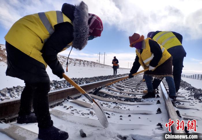 图为安多车间扎加藏布工区职工在清理铁轨内的积雪。　贡桑拉姆 摄