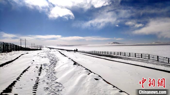 图为安多车间扎加藏布工区被积雪覆盖的铁路管段。　贡桑拉姆 摄
