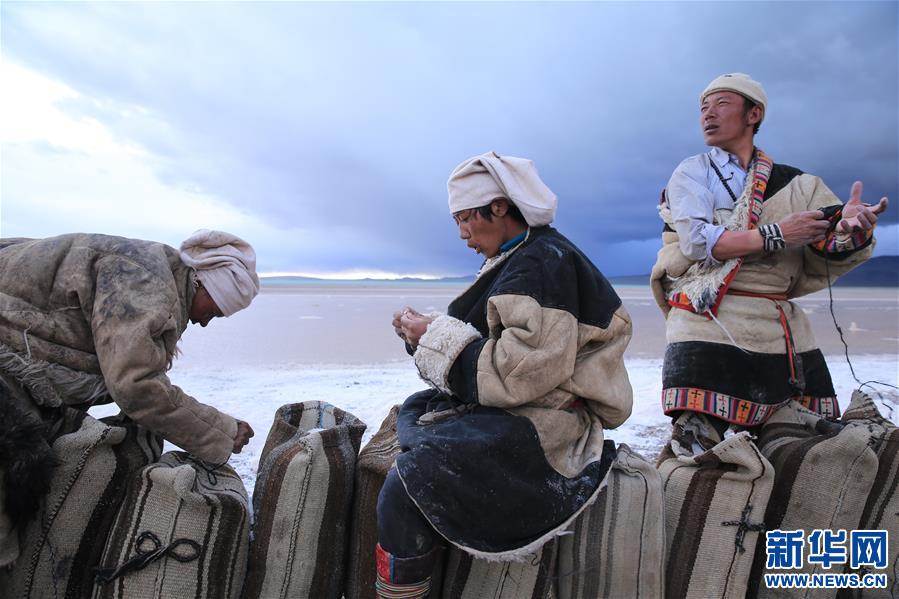 (专发新华网西藏频道)（图文互动）天边的驮盐队——藏北牧人远去的背影(17)