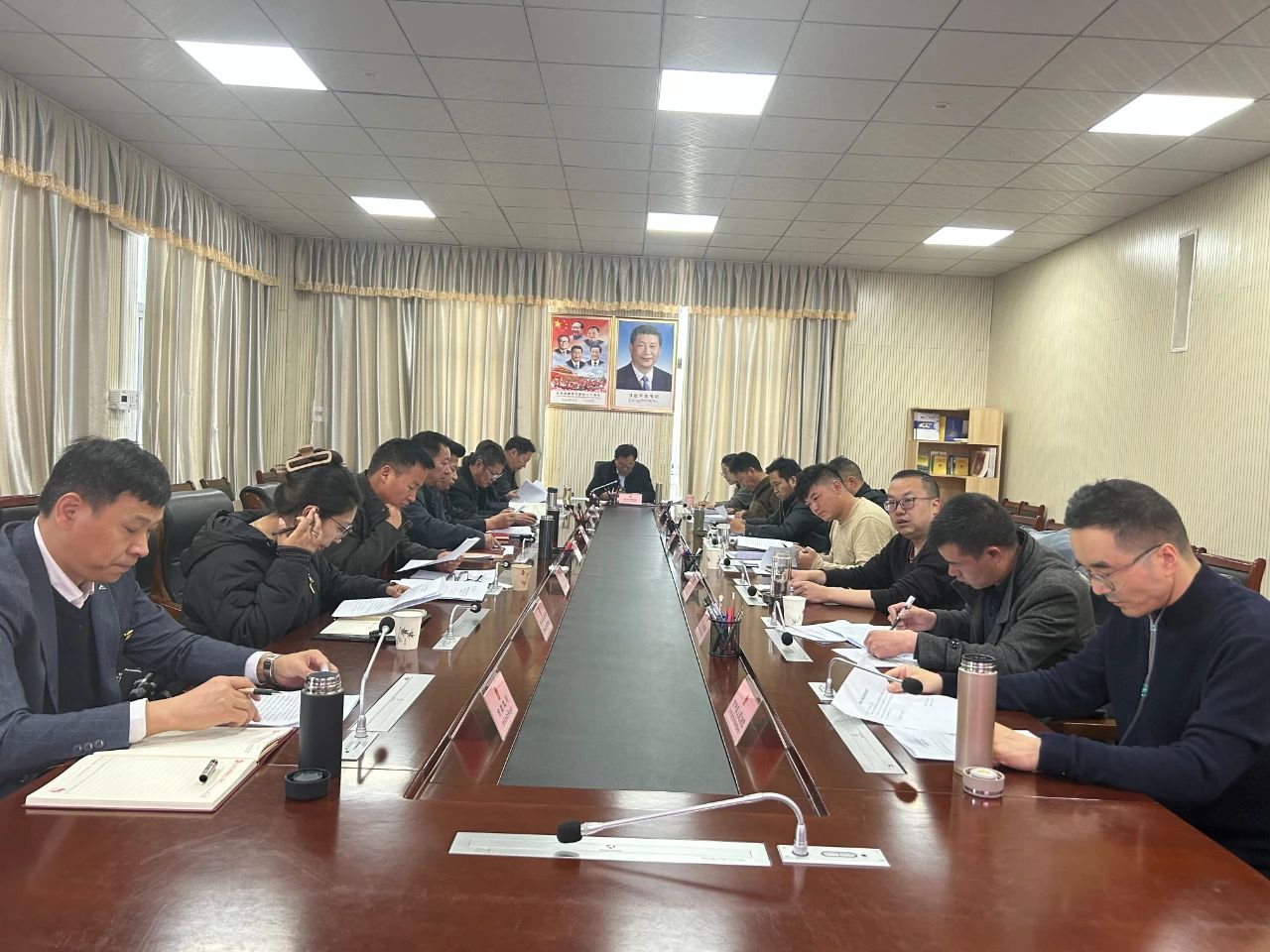 那曲市二届人大常委会召开第37次主任会议.jpg