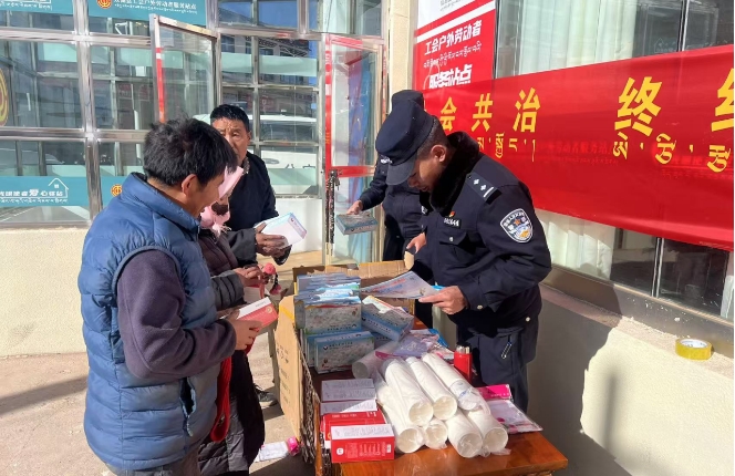 那曲市各县禁毒办开展“世界艾滋病日”宣传活动.png